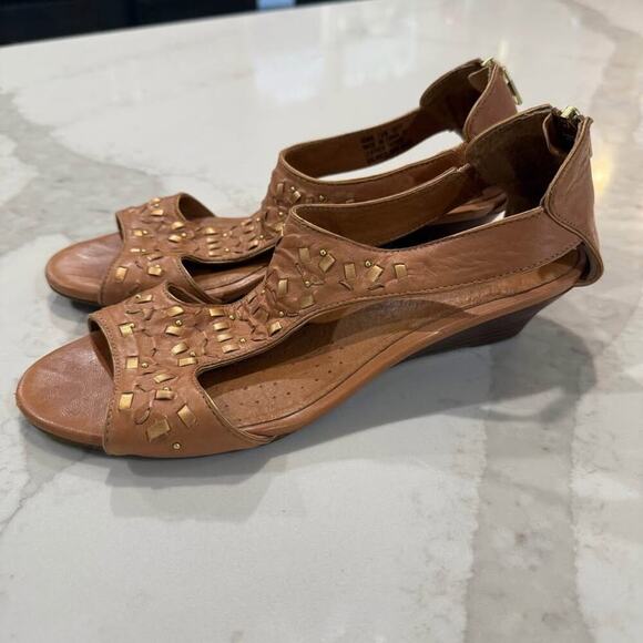 Clarks Artisan Leather Sandal Womens 7.5 Tan Gold Wedge Back Zip Brown Comfort - Picture 1 of 8
